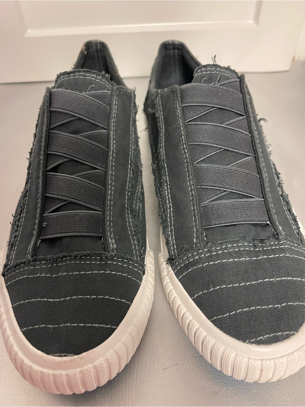 Blowfish Malibu Marley Women’s Black Slip- on Canvas Sneakers Sz 9.5 - Picture 2 of 12